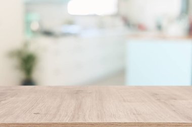 Boş masa tahtası ve odaklanmış modern mutfak arka planı. ürün görüntüleme konsepti