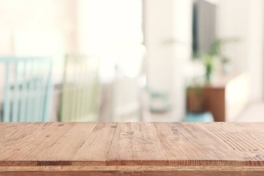 Boş masa tahtası ve kapalı alanda odaklanmış arka plan. ürün görüntüleme konsepti