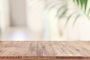 Boş masa tahtası ve kapalı alanda odaklanmış arka plan. ürün görüntüleme konsepti