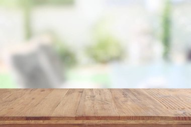 Boş masa tahtası ve kapalı alanda odaklanmış arka plan. ürün görüntüleme konsepti