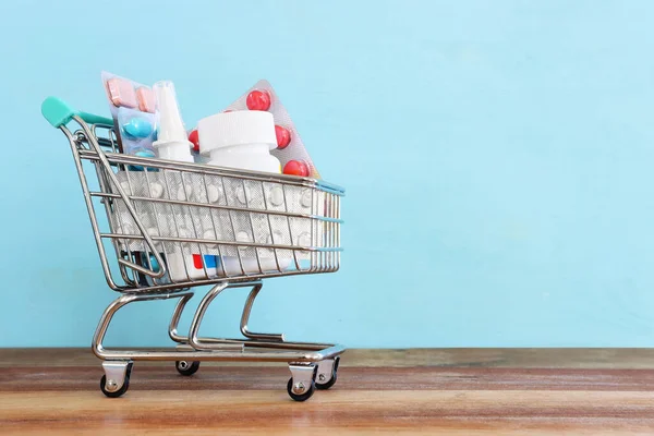 薬でショッピングカート 医薬品のオンライン購入 青の背景 — ストック写真