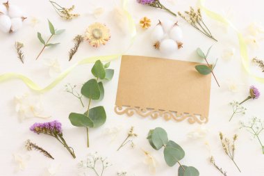 Beyaz ahşap zemin üzerinde çiçek bileşiminin üst görünümü. Düz yatıyordu.