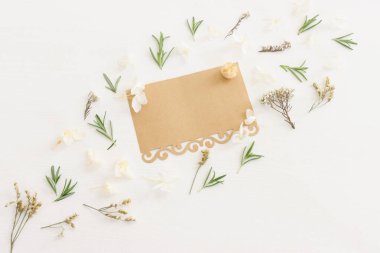 Beyaz ahşap zemin üzerinde çiçek bileşiminin üst görünümü. Düz yatıyordu.