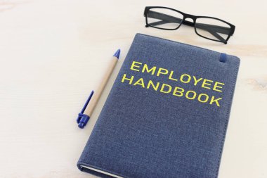 Ahşap ofis masasının üzerinde çalışan el kitabının resmi. en üstteki görünüm