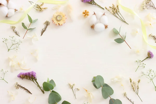 白色木制背景上花卉构图的顶视图图像 — 图库照片