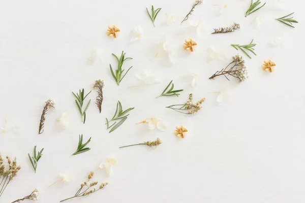 白い木製の背景に花の組成のトップビューのイメージ — ストック写真