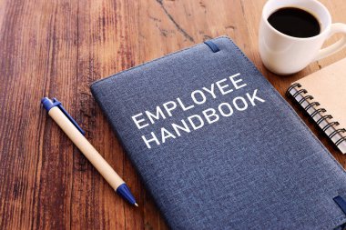 Ahşap ofis masasının üzerinde çalışan el kitabının resmi. en üstteki görünüm