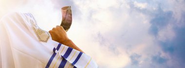 Yahudi adam Rosh Hashanah 'ın (Yeni Yıl) Shofar' ını üflüyor. Dini sembol