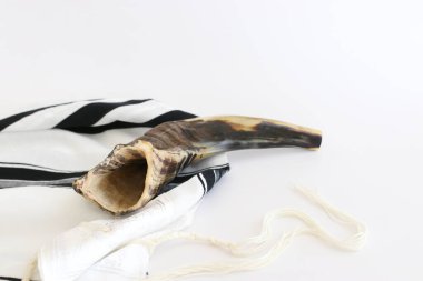 Beyaz dua talitesinde Shofar 'ın (boynuz) dini görüntüsü. Rosh hashanah (Yahudi Yeni Yıl Tatili), Şabat ve Yom kippur kavramı