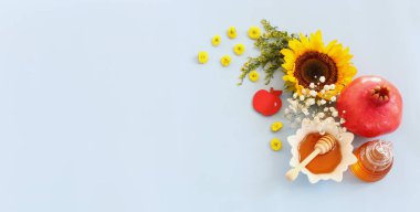 Tatlım, nar ve elma. Rosh hashanah (Yahudi Yeni Yıl Tatili) konsepti. Geleneksel sembol