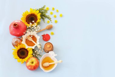 Tatlım, nar ve elma. Rosh hashanah (Yahudi Yeni Yıl Tatili) konsepti. Geleneksel sembol