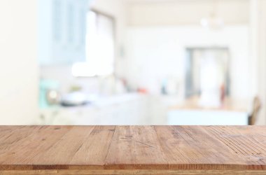 Boş masa tahtası ve odaklanmış modern mutfak arka planı. ürün görüntüleme konsepti