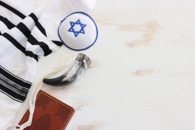 Dua kitabının ve Shofar 'ın (boynuz) dini sembollerinin dini imgesi. Rosh hashanah (Yahudi Yeni Yıl Tatili), Şabat ve Yom kippur kavramı