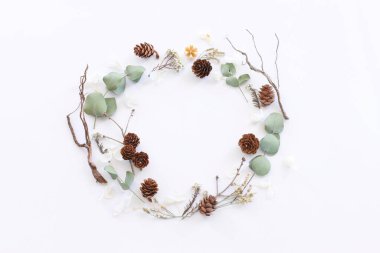 Beyaz arkaplanda çiçek bileşiminin üst görünümü. Düz yatıyordu