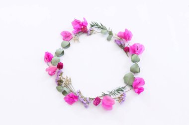 Beyaz arkaplanda çiçek bileşiminin üst görünümü. Düz yatıyordu