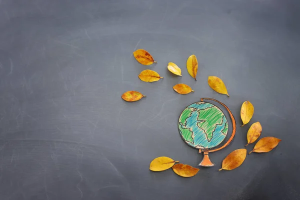 Zurück Zum Schulkonzept Banner Der Weltkugel Mit Herbstlichen Trockenen Blättern — Stockfoto