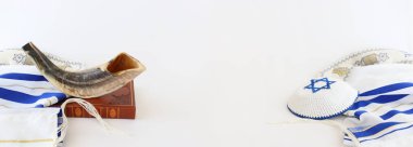 Dua kitabının ve Shofar 'ın (boynuz) dini sembollerinin dini imgesi. Rosh hashanah (Yahudi Yeni Yıl Tatili), Şabat ve Yom kippur kavramı
