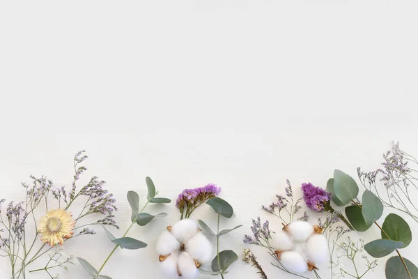 Вид Зверху Зображення Композиції Квітів Білому Тлі Плоский Шар — стокове фото