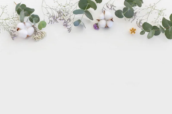 Beyaz Arkaplanda Çiçek Bileşiminin Üst Görünümü Düz Yatıyordu — Stok fotoğraf