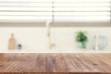 Boş masa tahtası ve odaklanmış modern mutfak arka planı. ürün görüntüleme konsepti