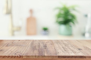 Boş masa tahtası ve odaklanmış modern mutfak arka planı. ürün görüntüleme konsepti