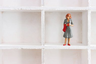 tek başına duran kadın figürü metaforu konsepti