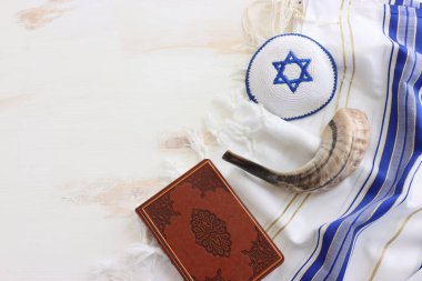 Beyaz dua talitesinde Shofar 'ın (boynuz) dini görüntüsü. Rosh hashanah (Yahudi Yeni Yıl Tatili), Şabat ve Yom kippur kavramı