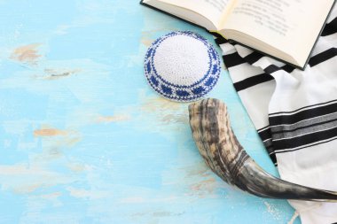 Beyaz dua talitesinde Shofar 'ın (boynuz) dini görüntüsü. Rosh hashanah (Yahudi Yeni Yıl Tatili), Şabat ve Yom kippur kavramı