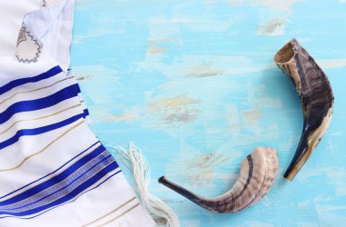 Beyaz dua talitesinde Shofar 'ın (boynuz) dini görüntüsü. Rosh hashanah (Yahudi Yeni Yıl Tatili), Şabat ve Yom kippur kavramı