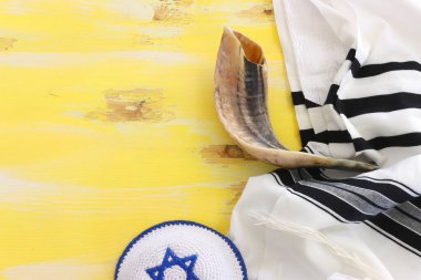 Beyaz dua talitesinde Shofar 'ın (boynuz) dini görüntüsü. Rosh hashanah (Yahudi Yeni Yıl Tatili), Şabat ve Yom kippur kavramı