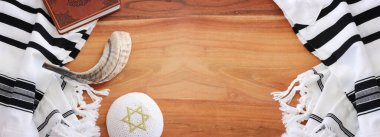 Beyaz dua talitesinde Shofar 'ın (boynuz) dini görüntüsü. Rosh hashanah (Yahudi Yeni Yıl Tatili), Şabat ve Yom kippur kavramı