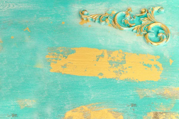 Fondo Pared Vintage Madera Azul Oro Con Detalles Florales Relieve — Foto de Stock