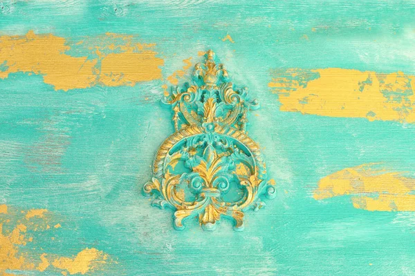 Sfondo Parete Vintage Legno Blu Oro Con Dettagli Rilievo Floreale — Foto Stock