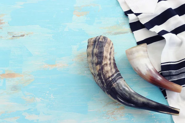 Náboženský Obraz Shofar Roh Bílém Modlitebním Talitu Rosh Hashanah Židovský — Stock fotografie