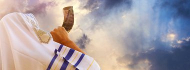 Yahudi adam Rosh Hashanah 'ın (Yeni Yıl) Shofar' ını üflüyor. Dini sembol