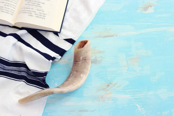 Vallási Kép Shofar Szarv Fehér Ima Talit Rosh Hashanah Zsidó — Stock Fotó