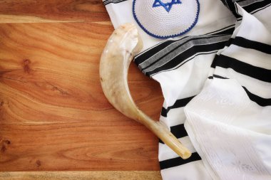 Beyaz dua talitesinde Shofar 'ın (boynuz) dini görüntüsü. Rosh hashanah (Yahudi Yeni Yıl Tatili), Şabat ve Yom kippur kavramı