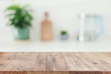 Boş masa tahtası ve odaklanmış modern mutfak arka planı. ürün görüntüleme konsepti