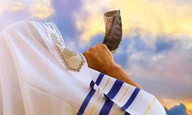 Yahudi adam Rosh Hashanah 'ın (Yeni Yıl) Shofar' ını üflüyor. Dini sembol