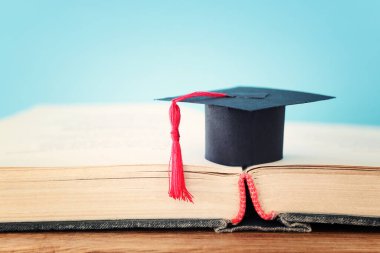 Eğitim konsepti imajı. Geleneksel mezuniyet şapkası.