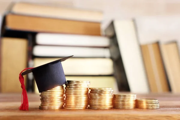 Zwarte Graduatie Cap Stapel Munten — Stockfoto