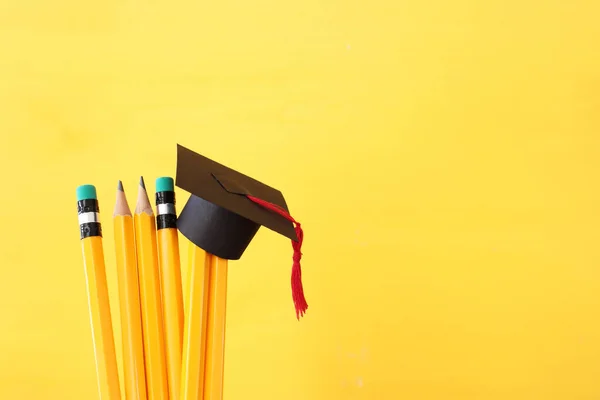 Imagen Del Concepto Educación Sombrero Graduación Tradicional Sobre Lápices —  Fotos de Stock