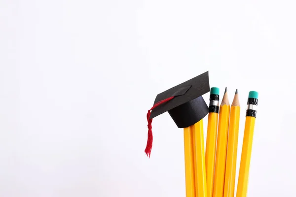 Imagen Del Concepto Educación Sombrero Graduación Tradicional Sobre Lápices —  Fotos de Stock