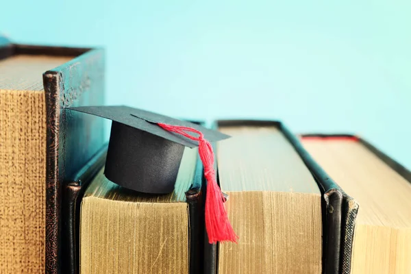 Imagen Del Concepto Educación Sombrero Graduación Tradicional Sobre Libros —  Fotos de Stock