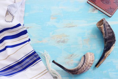 Beyaz dua talitesinde Shofar 'ın (boynuz) dini görüntüsü. Rosh hashanah (Yahudi Yeni Yıl Tatili), Şabat ve Yom kippur kavramı