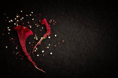 Siyah arkaplan üzerinde kabarık kırmızı çiçeğin üst görünüm yakın plan resmi