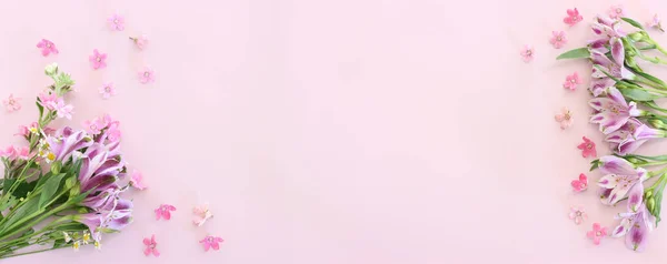 Vista Dall Alto Immagine Composizione Fiori Rosa Viola Sfondo Pastello — Foto Stock