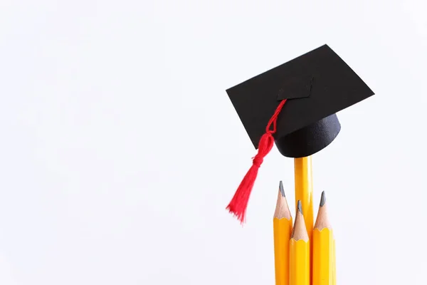 Imagen Del Concepto Educación Sombrero Graduación Tradicional Sobre Lápices — Foto de Stock