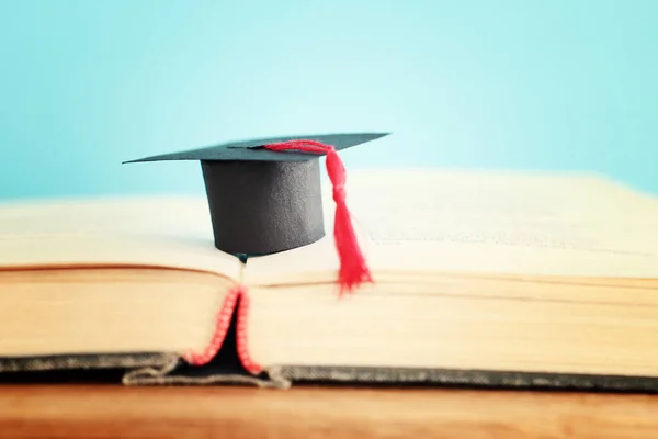 Image Des Bildungskonzepts Traditioneller Schulabschluss Hut Über Büchern — Stockfoto