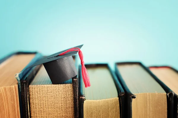 Imagem Conceito Educação Chapéu Graduação Tradicional Sobre Livros — Fotografia de Stock